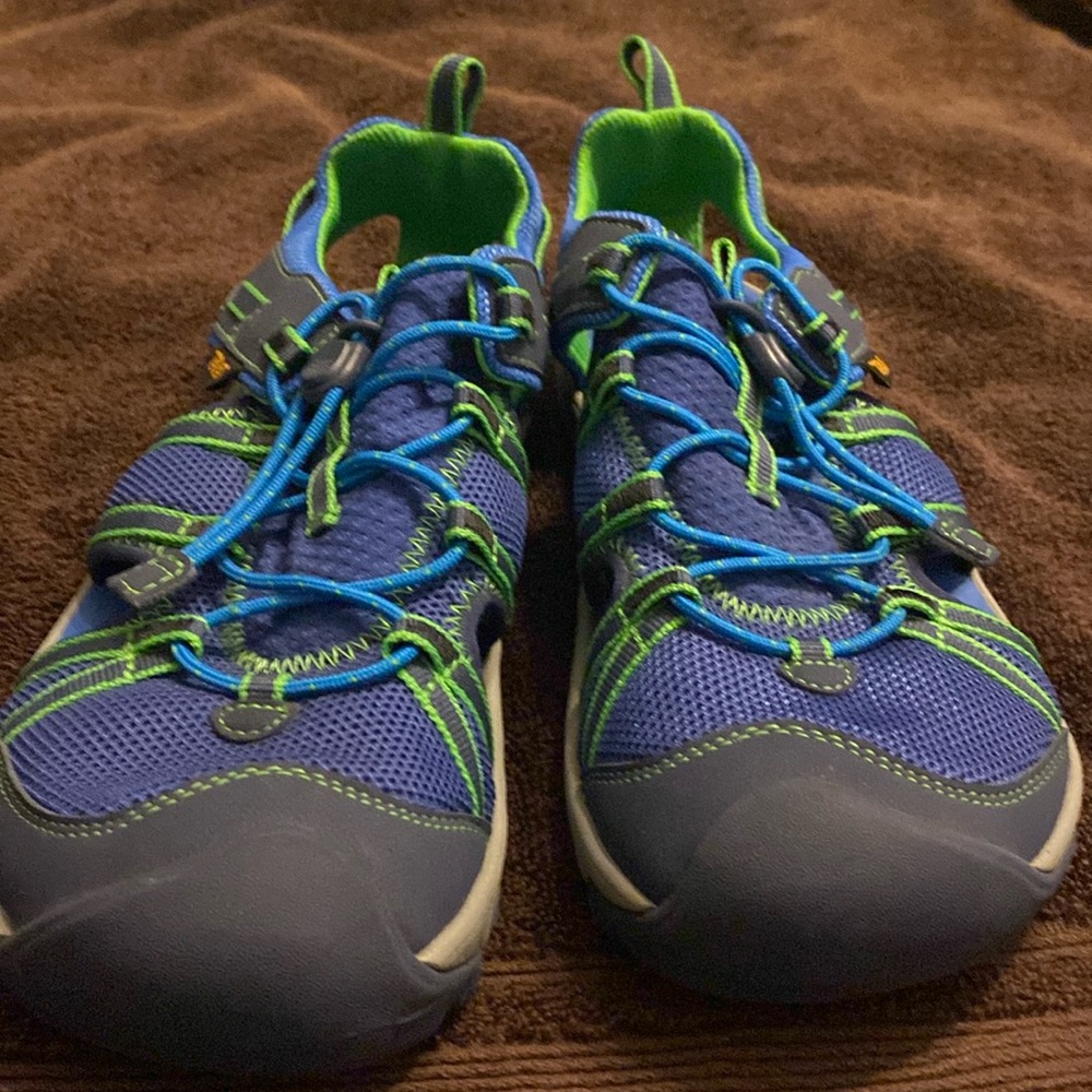 Teva hiking shoes size 7